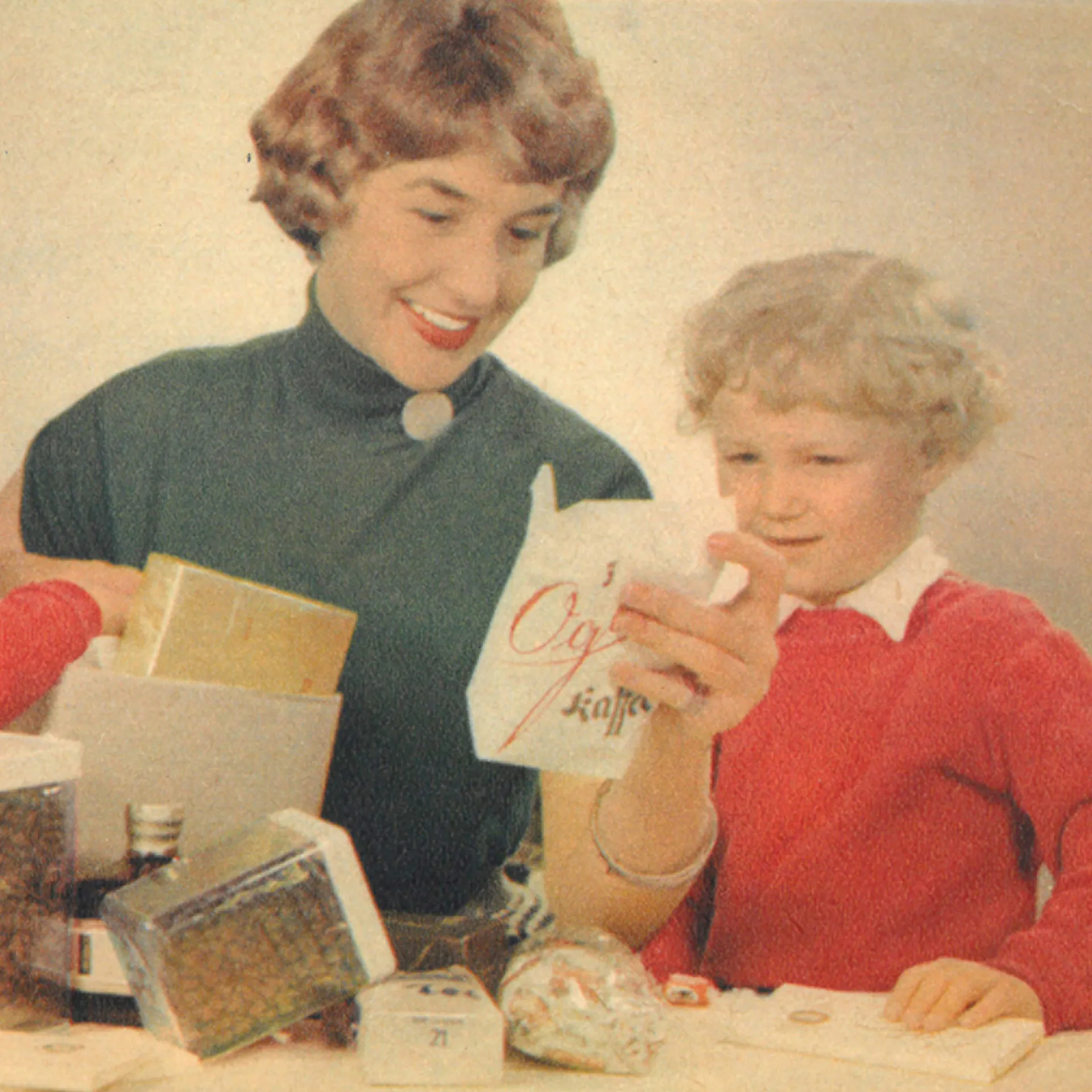 Familie genießt Kaffee mit Ogo Verpackung im Retro-Stil