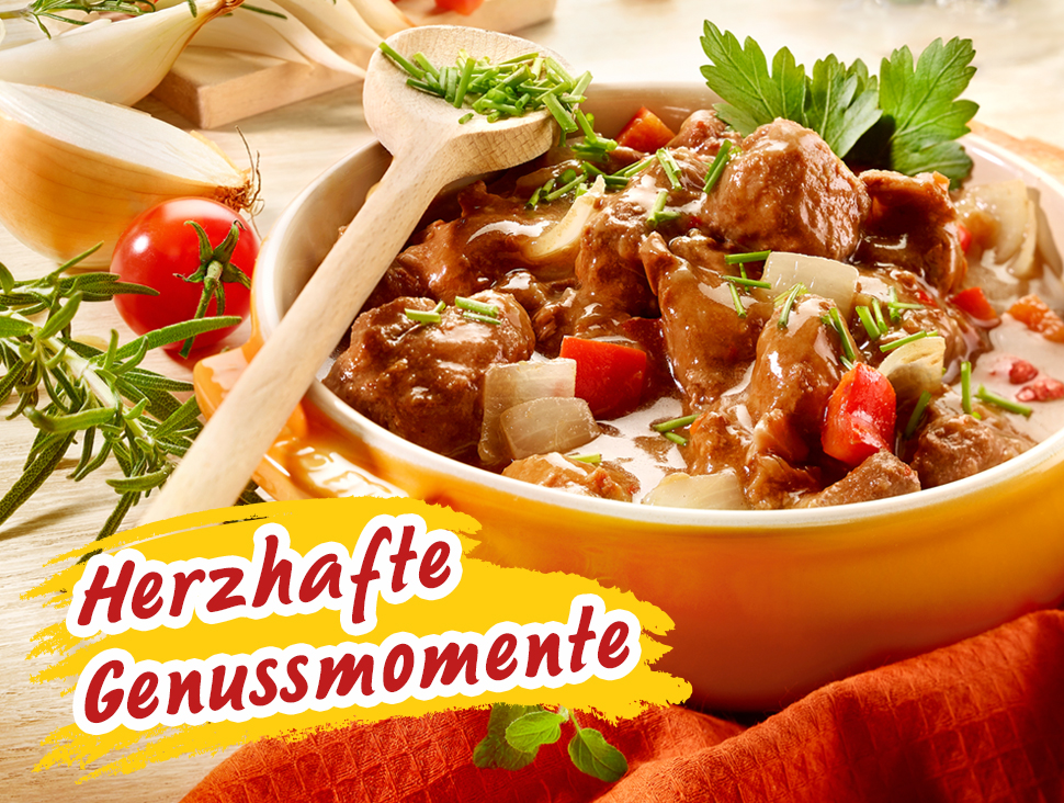 Wiener Schmorgulasch, dekoriert mit frischen Tomaten, Zwiebeln und Kräutern