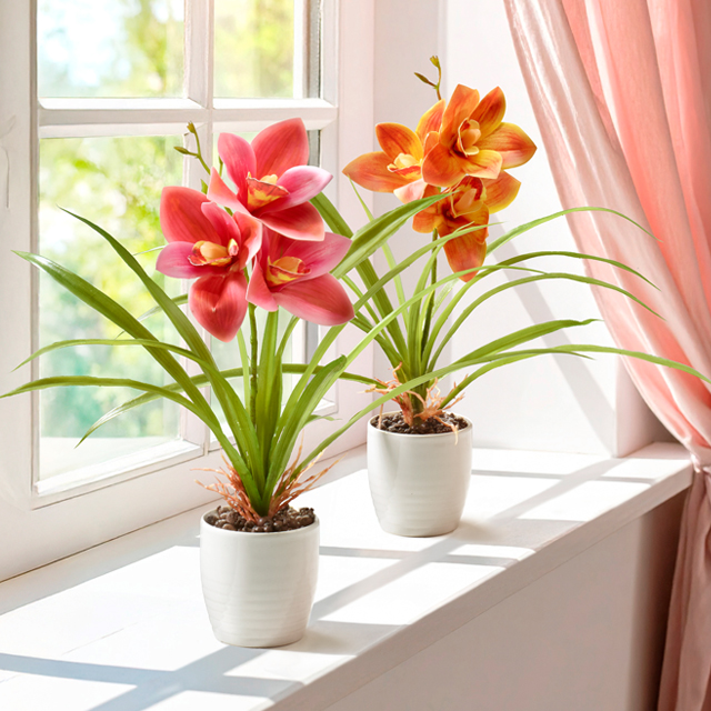 Bunte Kunstblumen in weißen Töpfen auf einem Fensterbrett