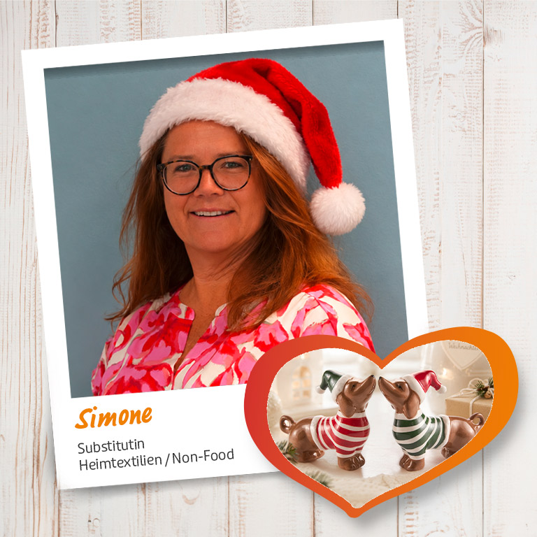 Simone aus Heimtextilien/Non-Food mit Weihnachtsmütze und Deko-Dackeln