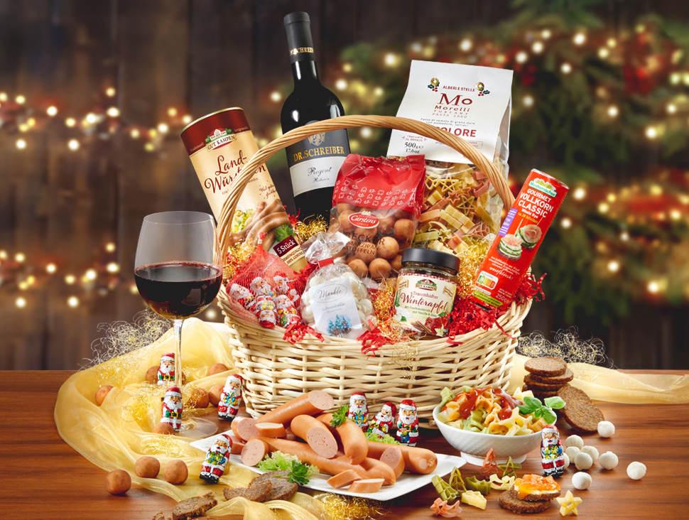 Weihnachtlicher Präsentkorb mit Delikatessen und Wein