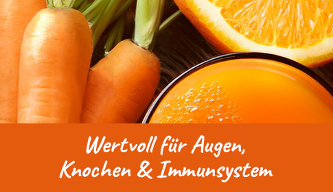 Frische Karotten, Orangen und ein Glas Saft auf natürlichem Untergrund.