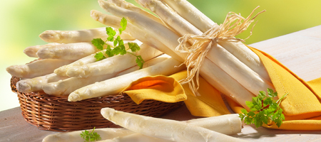 Frischer weißer Spargel in einem Korb – appetitlich angerichtet