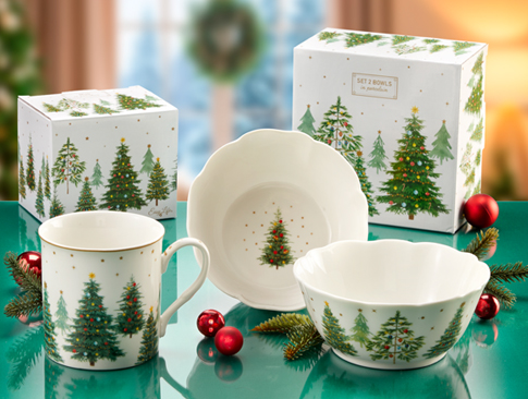 Weihnachtliches Geschirr-Set mit Tassen und Schalen im Tannenbaumdesign in Geschenkverpackung