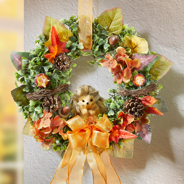 Bunter Herbstkranz mit Deko-Igel und Blättern