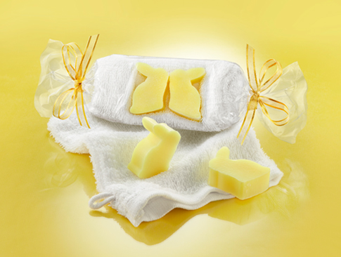 Gelbe Seifen in Hasenform auf weissem Handtuch