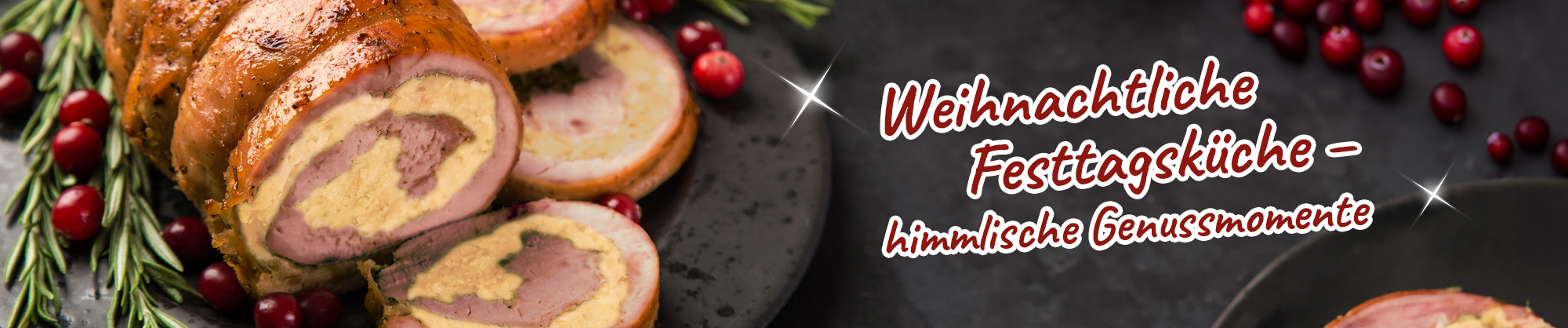 Gefüllter Braten mit Kräutern und Preiselbeeren auf schwarzem Teller