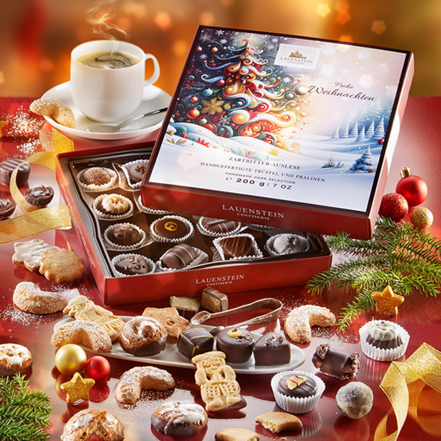 Edle Pralinen und Gebäck auf weihnachtlich gedecktem Tisch