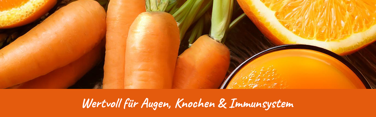 Frische Karotten, Orangen und ein Glas Saft auf natürlichem Untergrund.