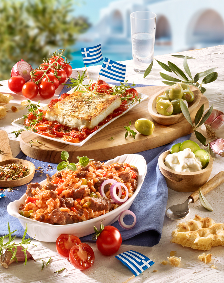 Griechischer Feta, Oliven und Reisgericht mit Tomaten