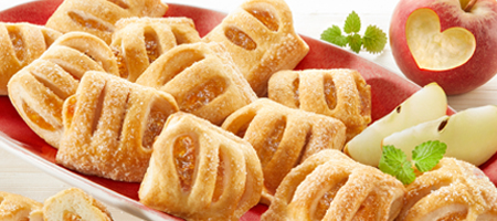 Knuspriges Apfelstrudel-Gebäck auf rotem Teller