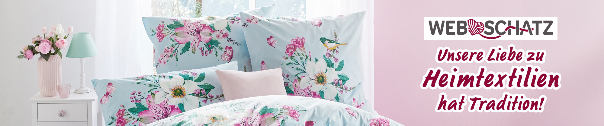 Blumige Bettwäsche im Schlafzimmer mit Schriftzug ›Webschatz Heimtextilien‹