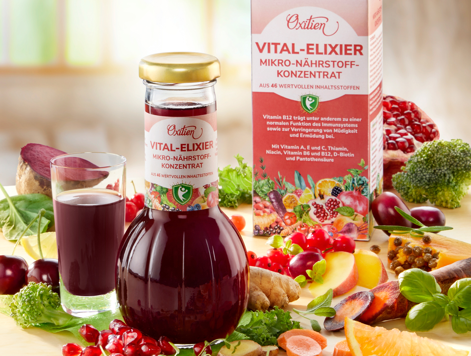 Vital-Elixier in Flasche und Glas, umgeben von frischem Obst und Gemüse.