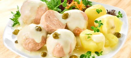 Königsberger Klopse mit Kapernsoße und Kartoffeln auf Teller
