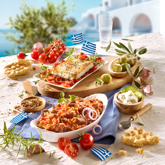 Griechische Spezialitäten mit Feta, Tomaten, Oliven und Fladenbrot