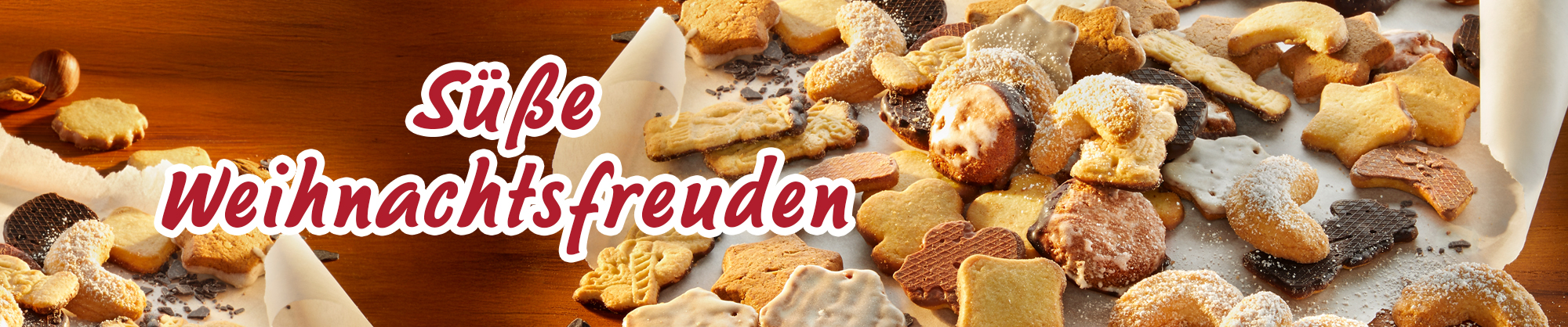 Weihnachtliche Plätzchen auf Backpapier mit Puderzucker