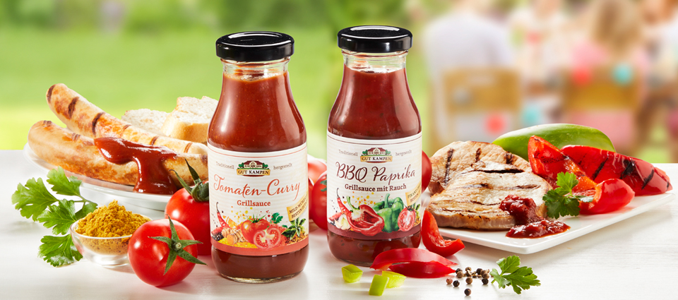 Grillsaucen Tomaten-Curry und BBQ-Paprika mit Grillfleisch und Brot