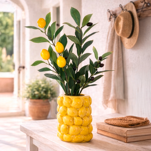 Zitronenvase mit sommerlicher Dekoration für Wohnräume