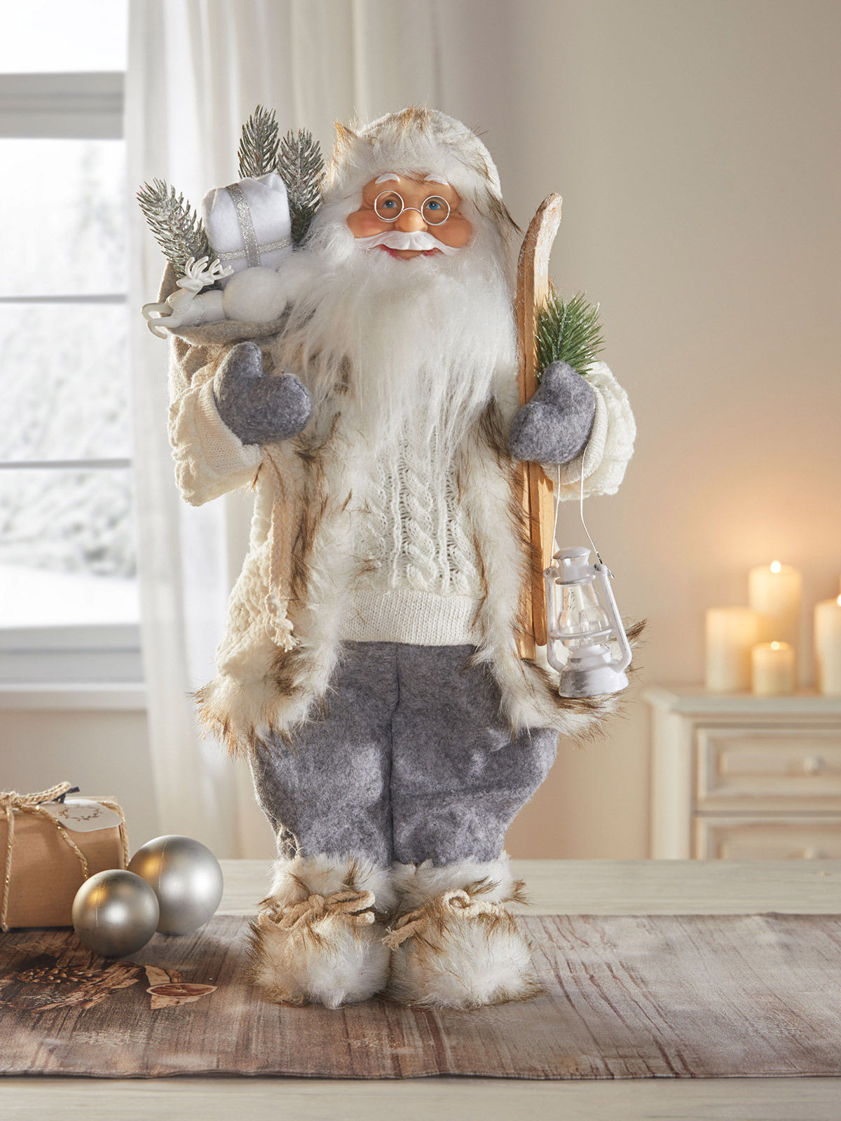 Santa mit Skiern