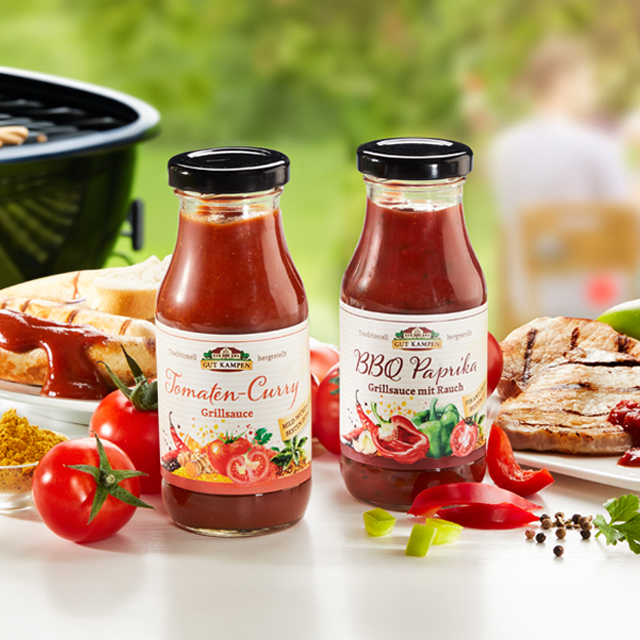 Tomaten-Curry und BBQ-Paprika Grillsaucen mit frischen Zutaten