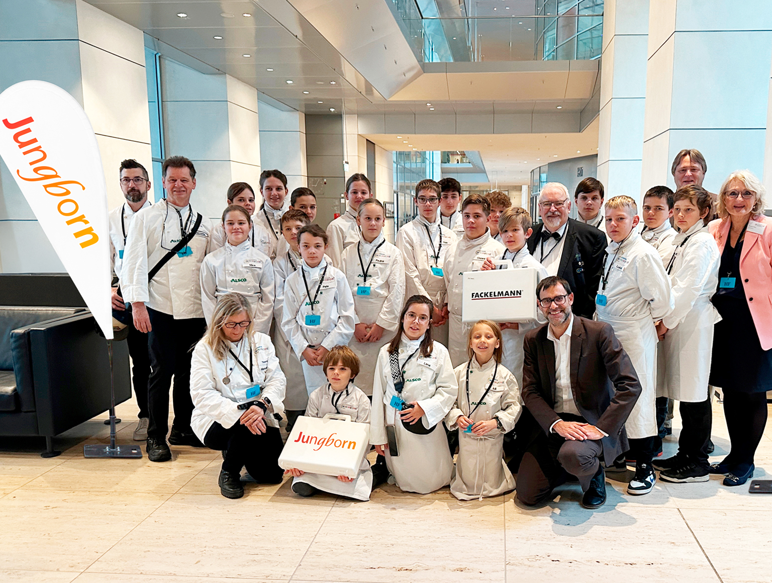 Europa Miniköche Gruppe im Bundestag mit Partnern und Unterstützern