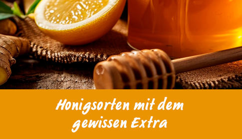 Honigglas mit Honiglöffel, Ingwer und Zitrone auf rustikalem Untergrund.