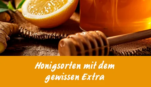 Honigglas mit Honiglöffel, Ingwer und Zitrone auf rustikalem Untergrund.