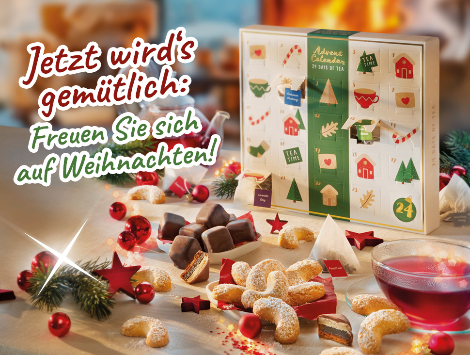 Weihnachtlicher Adventskalender mit Tee, Gebäck und Schokolade in gemütlicher Atmosphäre.