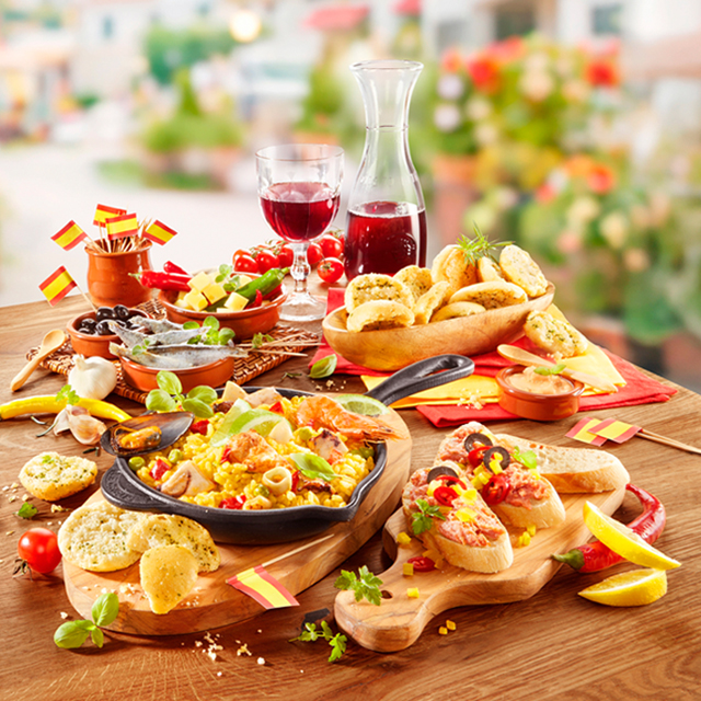 Spanische Spezialitäten mit Paella, Tapas und Wein