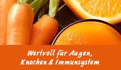 Frische Karotten, Orangen und ein Glas Saft auf natürlichem Untergrund.
