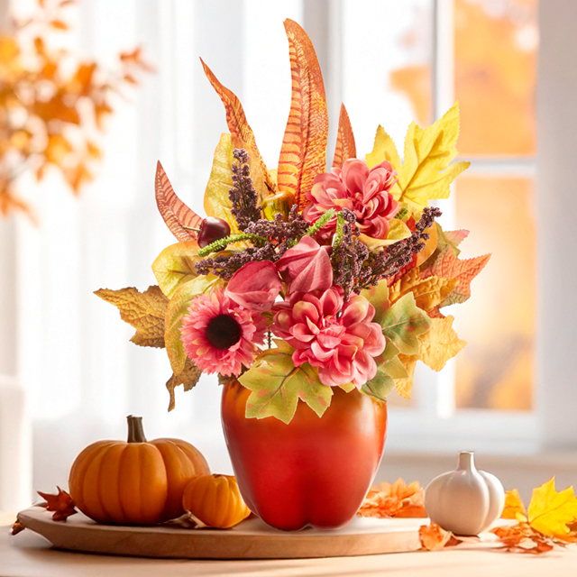 Herbstliche Deko mit Blumen, Kürbissen und Blättern