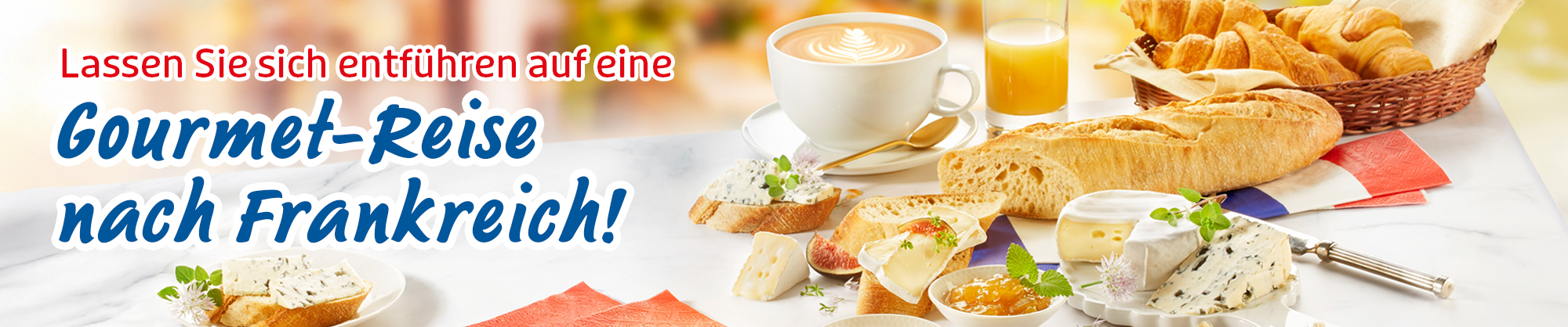 Französisches Frühstück mit Baguette, Croissants und Käse
