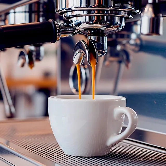 Espressomaschine mit frisch extrahiertem Espresso in Tasse
