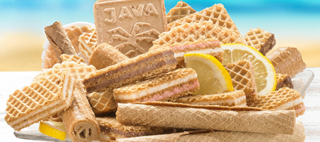 Bunte Mischung aus Waffelgebäck und Zitronenscheiben auf einem Teller