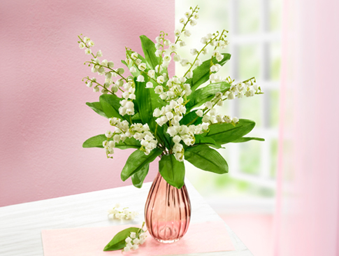 Maiglöckchen in einer rosa Vase als frische Frühlingsdekoration