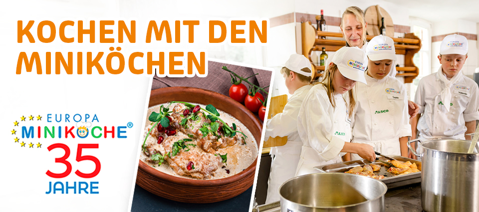 Kinder kochen gemeinsam in Küche, daneben Gericht und Logo ›Miniköche‹.
