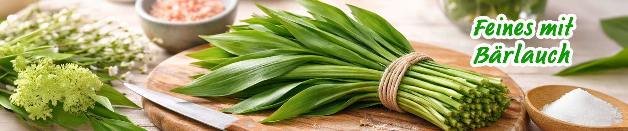 Frischer Bärlauch gebündelt auf Holzbrett mit Küchenutensilien