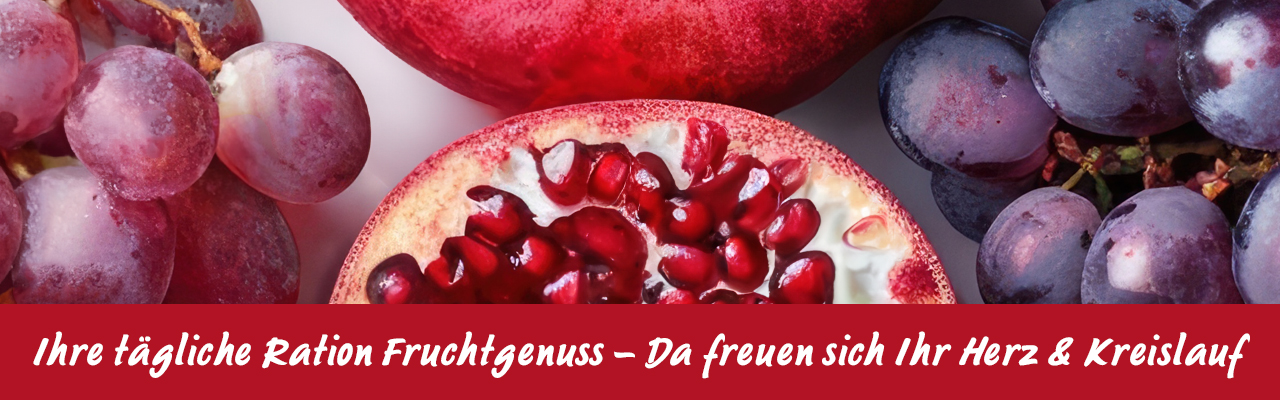 Aufgeschnittener Granatapfel und rote Trauben in Nahaufnahme.
