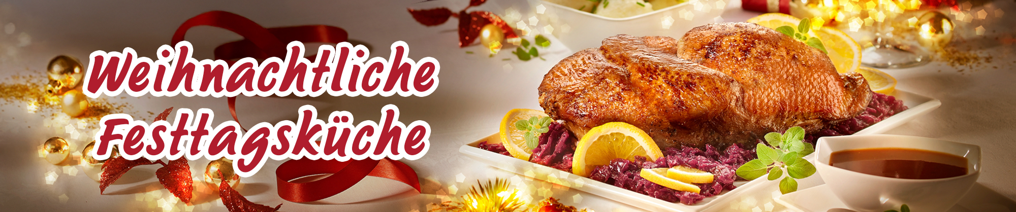 Festtagsgericht mit Entenbrust, Rotkohl und Kroketten auf weihnachtlicher Tafel