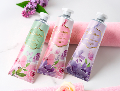 Drei Handcremes mit Blütendesign in sanften Pastellfarben