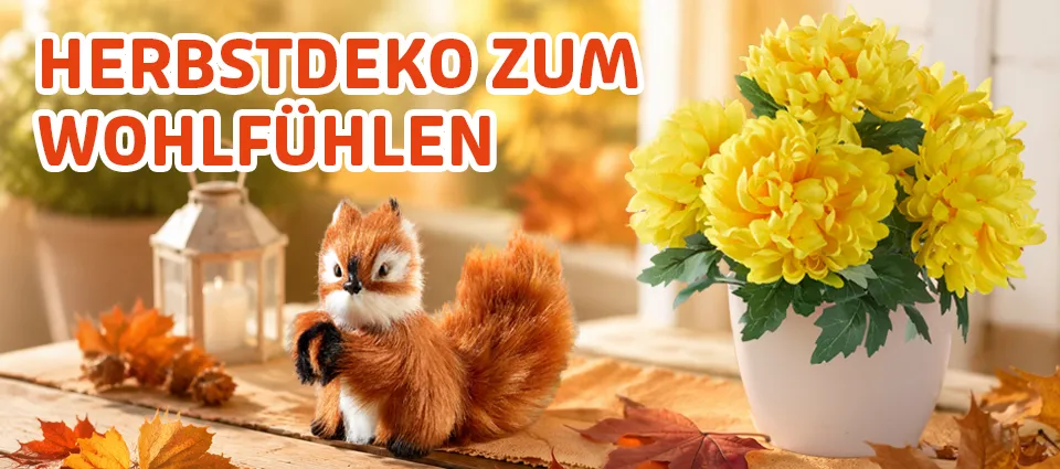 Herbstdeko mit Deko-Eichhörnchen, gelben Blüten und Laterne