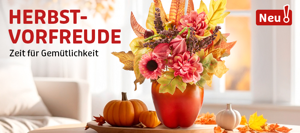 Herbstliche Deko mit Blumen, Kürbissen und Blättern