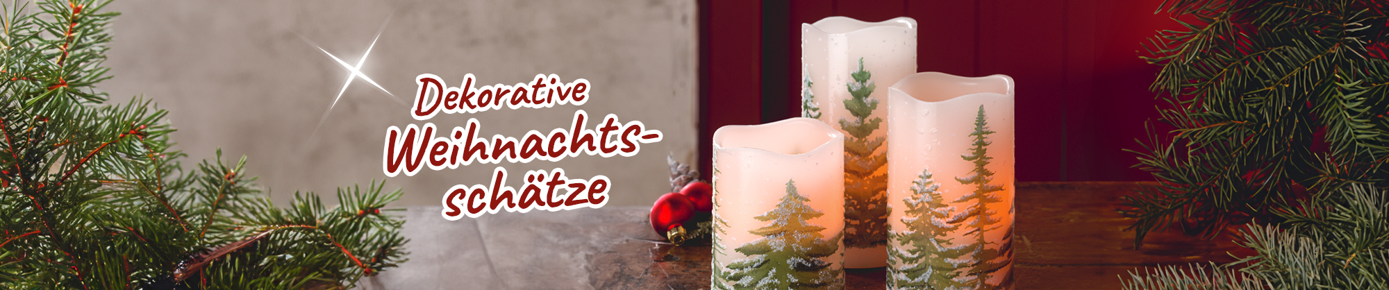 LED-Kerzen mit Tannenbaum-Motiv in winterlicher Optik auf Holztisch