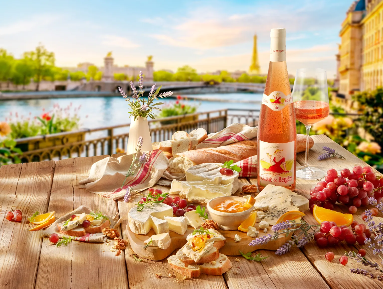 Französische Spezialitäten mit Käse, Roséwein und Mandelgebäck