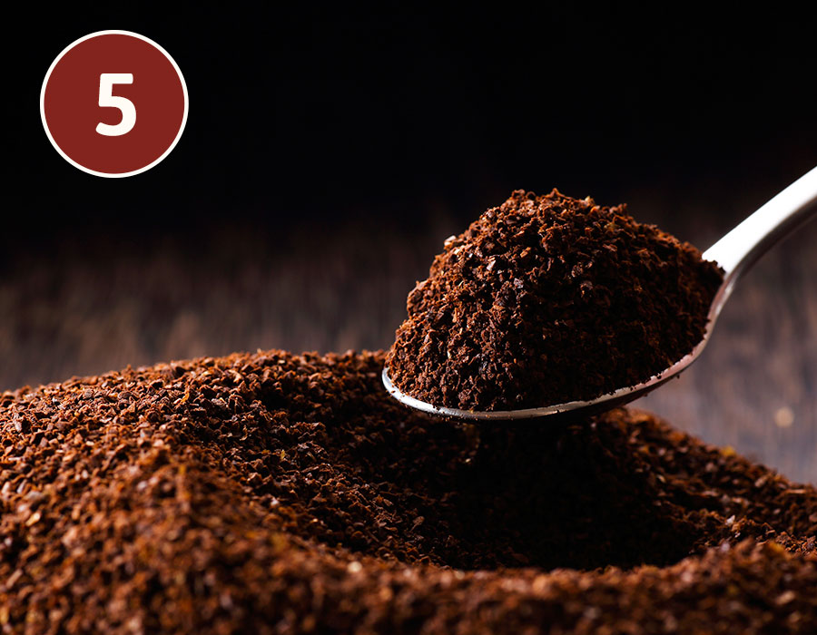 Gemahlener Kaffee auf Löffel