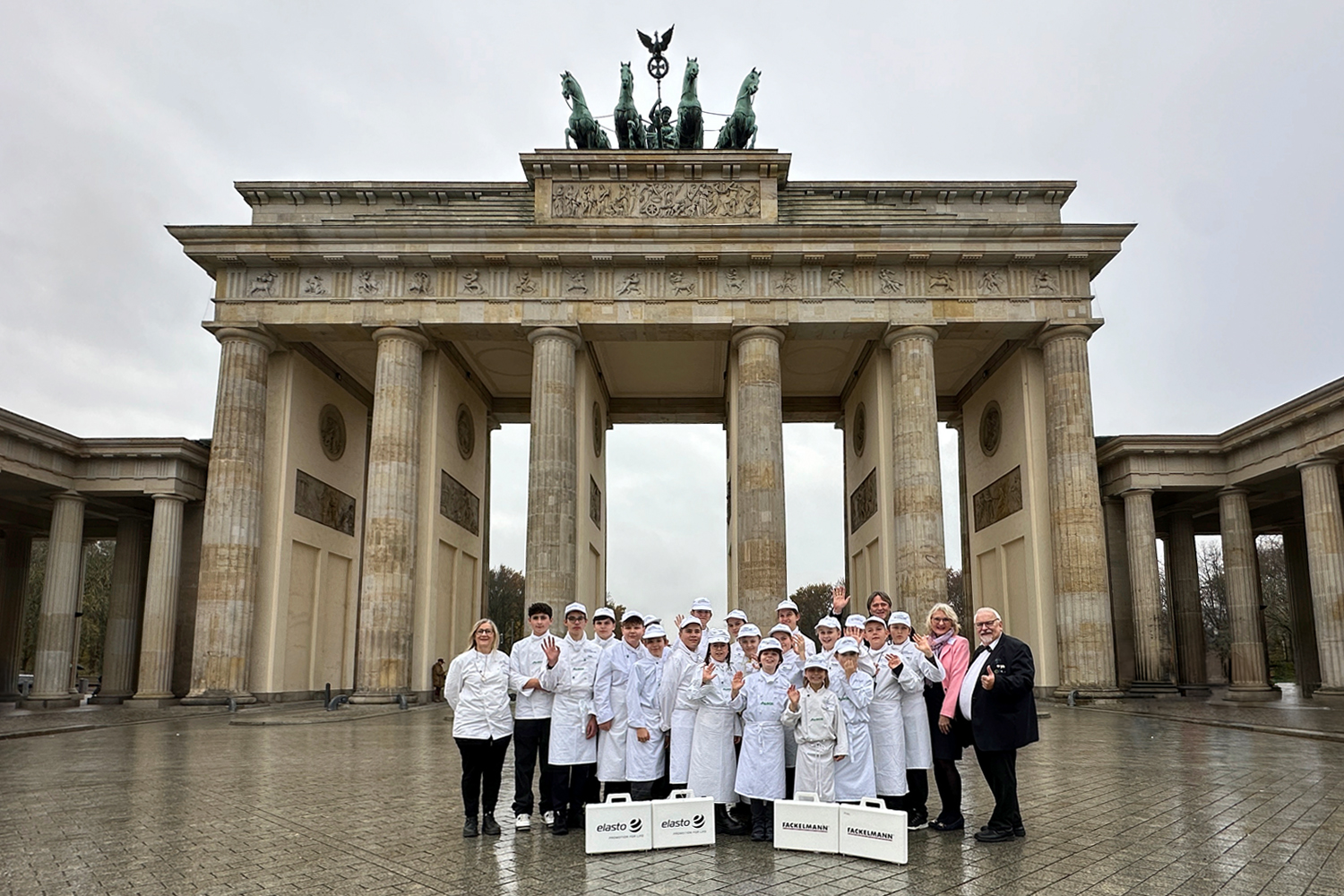Gruppe junger Miniköchinnen und Miniköche vor dem Brandenburger Tor