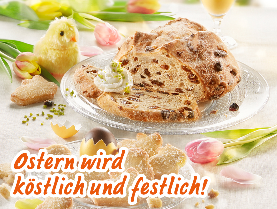 Ostergebäck, Schokoeier und Deko auf festlich gedecktem Tisch