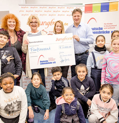 Gruppenfoto: Spendenscheck-Übergabe von Jungborn an den Frühstücksklub München.