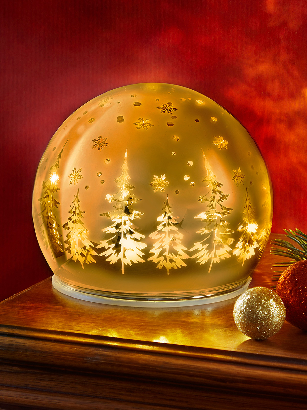 LED-Glaskugel „Winterwald“