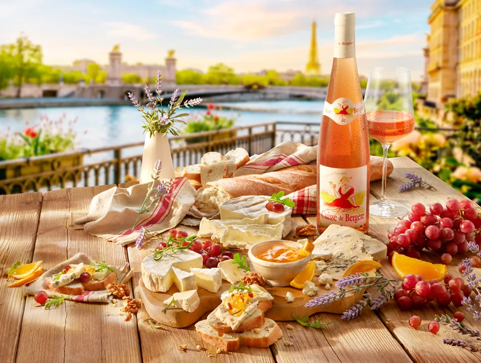 Französische Spezialitäten mit Käse, Roséwein und Mandelgebäck